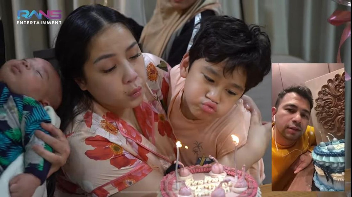 Raffi Ahmad dan Nagita Slavina rayakan ulang tahun bareng Kamis &lpar;17&sol;2&rpar; secara online penuh haru&period; Yuk&comma; intip momennya&excl;