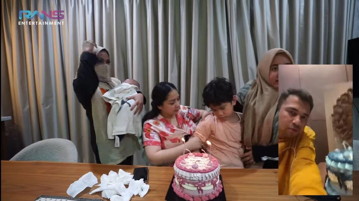 Raffi Ahmad dan Nagita Slavina rayakan ulang tahun bareng Kamis &lpar;17&sol;2&rpar; secara online penuh haru&period; Yuk&comma; intip momennya&excl;