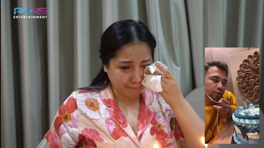 Raffi Ahmad dan Nagita Slavina rayakan ulang tahun bareng Kamis (17/2) secara online penuh haru. Yuk, intip momennya!