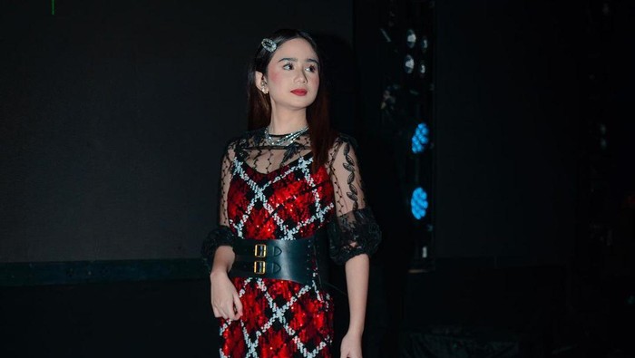 Dijuluki 'Lily Collins' Indonesia, Intip Gaya Stylish Tissa Biani dengan Busana Nyentrik