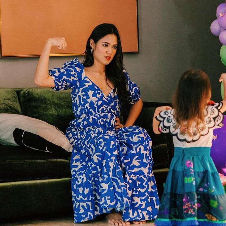 <p>Raisa menggelar pesta bertema karakter kartun Encanto. Ia juga mendandani putri kecilnya dengan outfit seperti tokoh Mirabel. (Foto: Instagram @raisa6690)<br /><br /><br /></p>