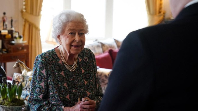 Ratu Elizabeth II mengeluh soal masalah mobilitas saat melakukan pertemuan resmi dengan perwira senior AL Inggris.