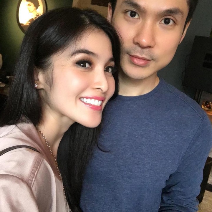 <p>Misalnya potret berikut, Sandra mengatakan bahwa tak ada salahnya mengunggah potret berduaan tanpa anak. "Sesekali posting foto selfie berdua," tulisnya sebagai caption melalui akun @sandradewi88.(Foto: Instagram @sandradewi88)<br /><br /><br /></p>
