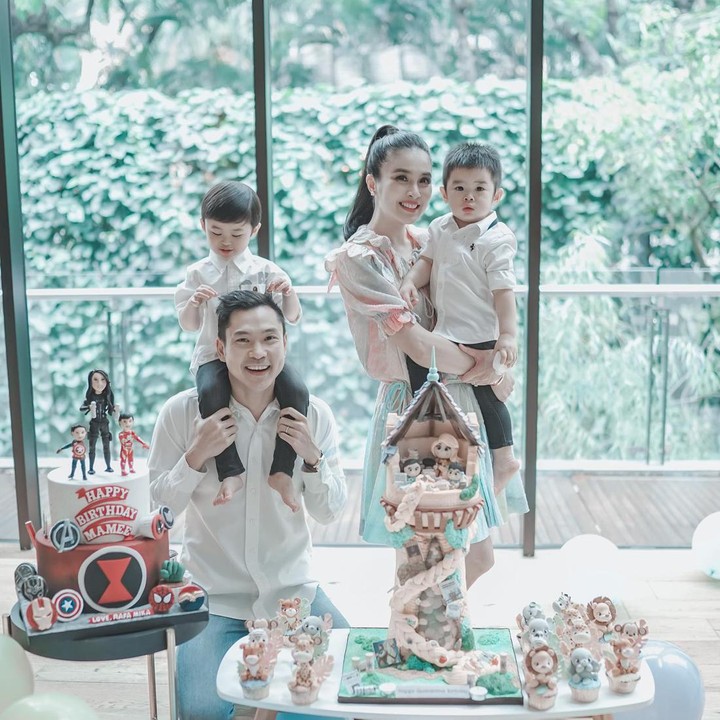 <p>Dari pernikahan yang sudah berjalan selama 6 tahun ini, keduanya dikaruniai dua orang anak bernama Raphael Moeis dan Mikhael Moeis.(Foto: Instagram @sandradewi88)<br /><br /><br /></p>