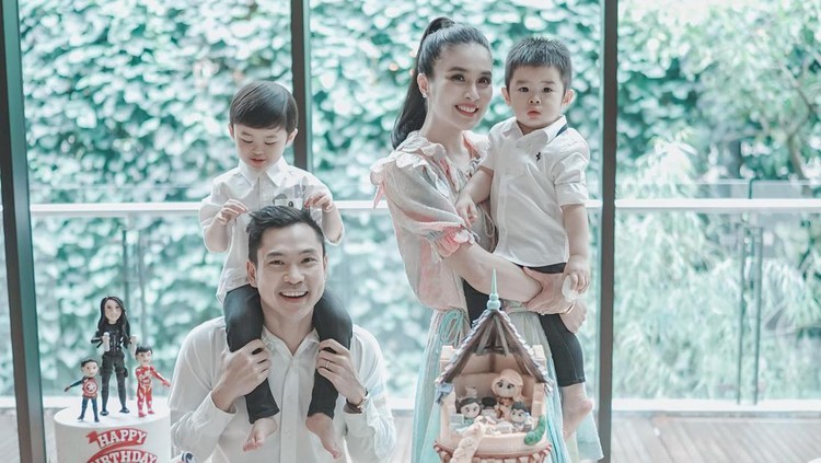 Sandra Dewi dan suami