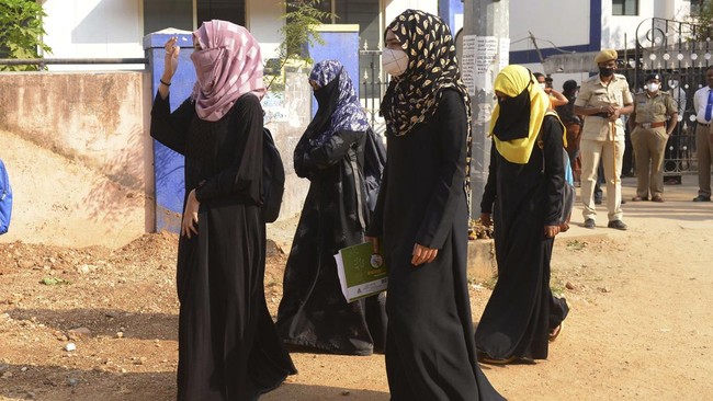 Bank India, UCO Bank's Mansoor Chowk, di Begusarai Bihar diduga menolak melayani seorang wanita karena dia mengenakan hijab.