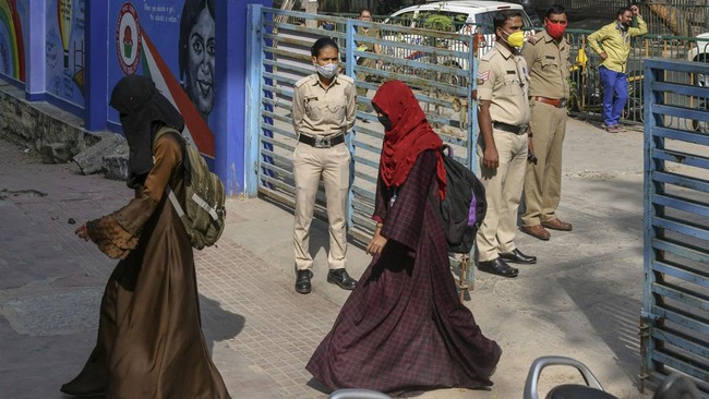Bank India, UCO cabang Mansoor Chowk di distrik Begusarai diduga menolak melayani seorang wanita karena dia mengenakan hijab.
