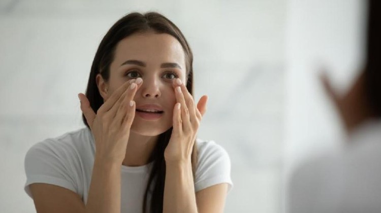 Temulawak menjadi salah satu bahan rempah yang dipercaya juga bermanfaat sebagai skincare untuk wajah. Bunda pernah memakainya juga?