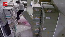 VIDEO: Viral Pria Selamat Berkat Tumpukan Kardus di Mal