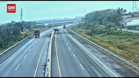 VIDEO: Terowongan Perlintasan Kebanjiran, Seekor Gajah Masuk Jalan Tol