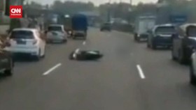 VIDEO: Salah Baca GPS, Pemotor Masuk Jalan Tol, Ditabrak Mobil