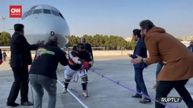 VIDEO: Warga Iran Tarik Pesawat Seberat 43 Ton