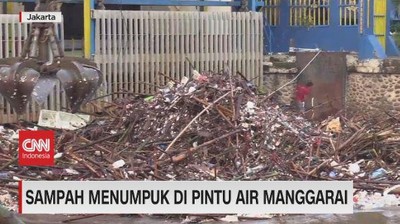 VIDEO: Sampah Menumpuk di Pintu Air Manggarai