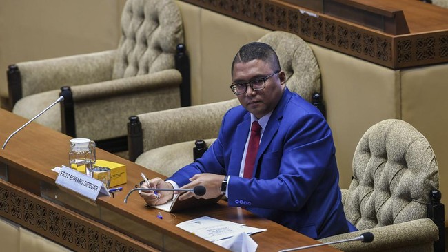 Tim Kampanye Nasional (TKN) Prabowo-Gibran akan melaporkan Ketua dan Anggota Bawaslu Jakarta Pusat ke DKPP karena dinilai tidak profesional.
