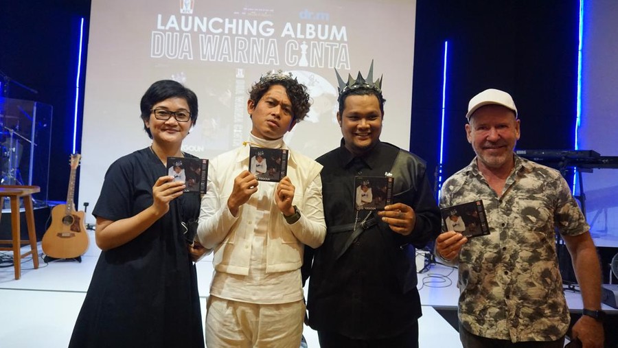 Virgoun dan Budi Doremi merilis album kolaborasi Dua Warna Cinta