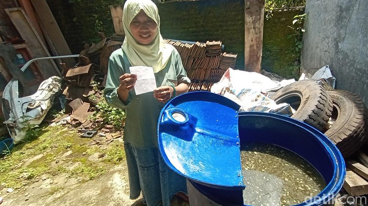 Warga Cendono, Kudus tertipu minyak goreng palsu berisi air, Rabu (16/2/2022). Warga Cendono tertipu minyak goreng palsu berisi air, Rabu (16/2/2022).