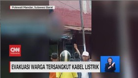 VIDEO: Warga Tersangkut Kabel Listrik