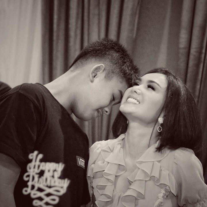 <p>Yuni Shara dan Cello kerap mengumbar keharmonisan mereka. Hubungan yang sangat akrab tak pernah gagal membuat warganet iri. (Foto: Instagram @yunishara36)</p>