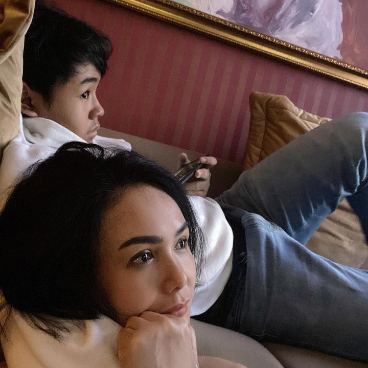 <p>Membesarkan Cello sebagai single parent tak membuat Yuni Shara mengurangi rasa cintanya terhadap Cello. (Foto: Instagram @yunishara36)<br /><br /><br /></p>