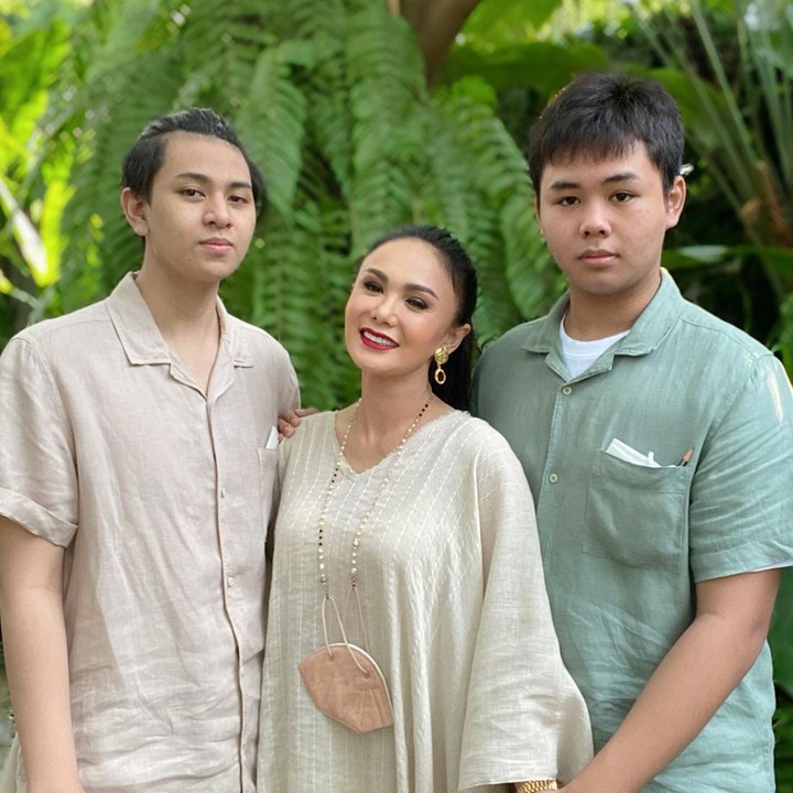 <p>Kedua putra tersebut sudah beranjak dewasa, Bunda. Cavin kini sedang kuliah di luar negeri. Sementara itu, Cello masih remaja menetap di Indonesia bersama Ibunda. (Foto: Instagram @yunishara36)</p>