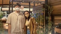 7 Potret Manisnya Yuni Shara & Putra Bungsu yang Malah Disangka Sepasang Kekasih