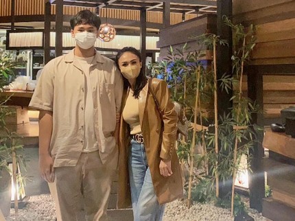 7 Potret Manisnya Yuni Shara & Putra Bungsu yang Malah Disangka Sepasang Kekasih