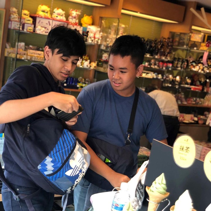 <p>Yuni Shara juga gemar memotret Cello dan kakaknya diam-diam ketika sedang beraktivitas nih. Ia sering dibuat gemas dengan tingkah kakak-beradik itu. (Foto: Instagram @yunishara36)</p>