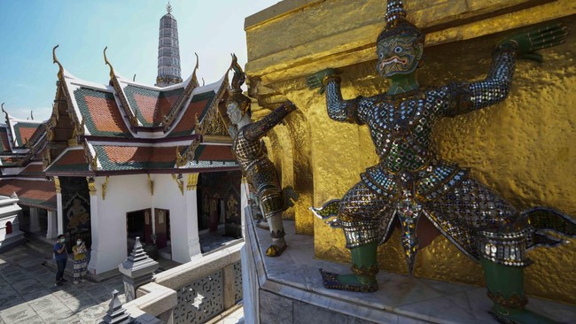 Thailand mencabut aturan tes Covid pra-perjalanan turis mulai 1 April. Turis akan menjalani tes saat tiba di Thailand.