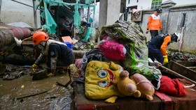 FOTO: Bersih-bersih Usai Banjir Rendam Kota Sukabumi