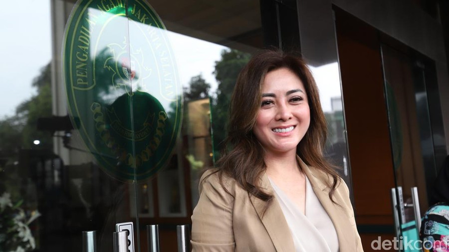 Senyuman Dhena Devanka usai resmi cerai dari Jonathan Frizzy.