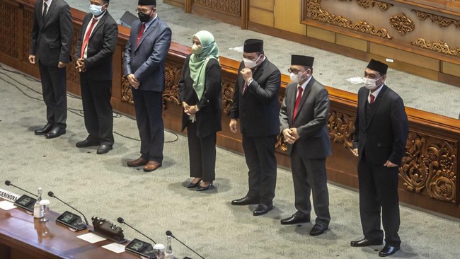 Presiden Jokowi telah melantik tujuh komisioner KPU periode 2022-2027, berikut profil masing-masing anggota penyelenggara pemilu itu.