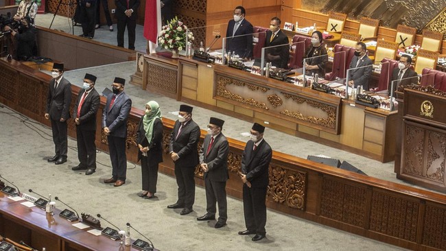 Komisioner KPU terpilih, Betty Epsilon Idroos mengklaim membicarakan tugas-tugas yang akan dihadapi saat bertemu dengan pimpinan DPR.