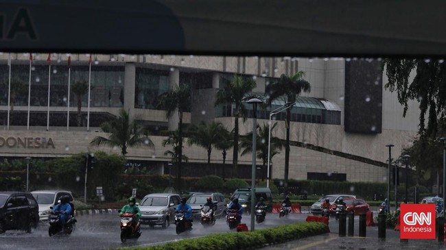BMKG memprediksi cuaca Indonesia umumnya akan cerah berawan hingga hujan ringan selama periode libur panjang akhir pekan, 27-29 Juni.