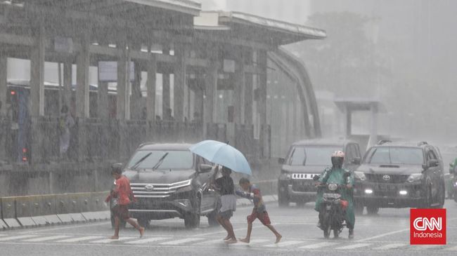 BMKG memperkirakan hujan berintensitas sangat tinggi hingga cuaca ekstrem berpotensi terjadi di Jakarta hingga Bali pada 30 Desember 2022-1 Januari 2023.