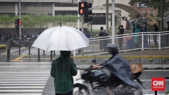 Langit sore Jakarta kembali mendung dan menurunkan air deras. Apakah musim hujan sudah datang?
