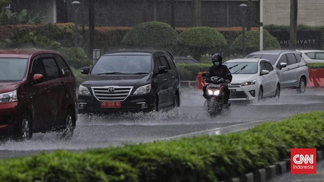 Badan Meteorologi, Klimatologi, dan Geofisika (BMKG) memprediksi sebagian wilayah Jakarta akan turun hujan disertai petir.