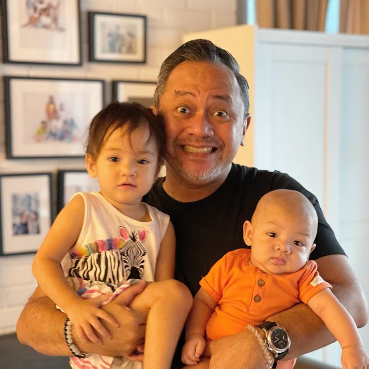 <p>Selain diasuh Mona, Balint juga sering menghabiskan waktu bersama Indra Brasco. Anak bungsu Mona dan Indra pun tampak begitu bahagia mendapat teman bermain baru. (Foto: Instagram @monaratuliu/ @indrabrasco)</p>
