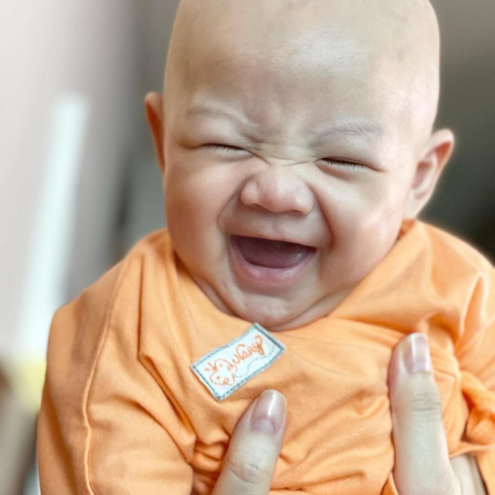 <p>Potret perkembangan Balint sering dibagikan Mona dan Indra di Instagram. Balint kini tumbuh menjadi anak yang sehat dan menggemaskan. (Foto: Instagram @monaratuliu/ @indrabrasco)</p>