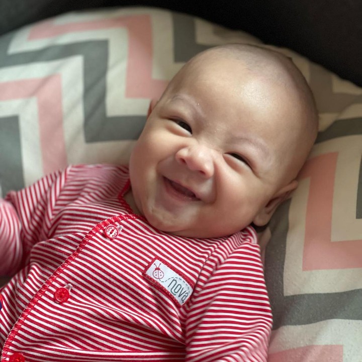 <p>Banyak netizen bilang, baby Balint memiliki paras yang tampan lho. Setuju enggak Bunda? Wajahnya pun <em>camera face</em> ya, langsung action ketika melihat kamera. (Foto: Instagram @monaratuliu/ @indrabrasco)</p>