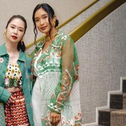 Beda Gaya Laura Basuki dan Happy Salma dengan Busana Floral, Siapa Favoritmu?