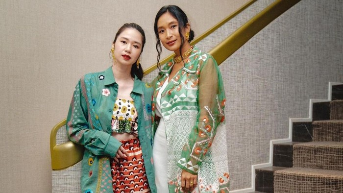 Beda Gaya Laura Basuki dan Happy Salma dengan Busana Floral, Siapa Favoritmu?