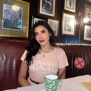 Masih Pria Ganteng Banget, Millendaru Pakai Kain Ihram Saat Umrah