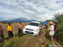 Sebuah Mobil Ditemukan Terjebak di Areal Persawahan Ponorogo