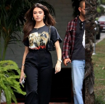 img-title Sulap Celana Hitam Kamu Menjadi Lebih Kasual dan Chic dengan 5 Model Atasan Berikut!
