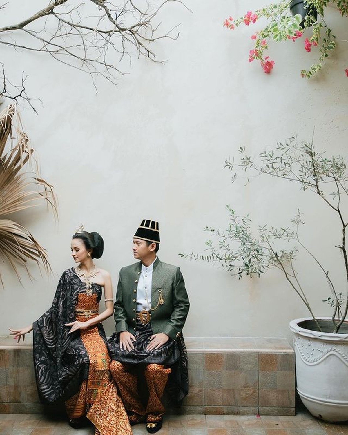 Pernikahan tinggal menghitung hari&comma; Belva Devara dan Sabrina Anggraini jalani pemotretan prewedding pakai adat Jawa&period; Yuk&comma; intip&excl;