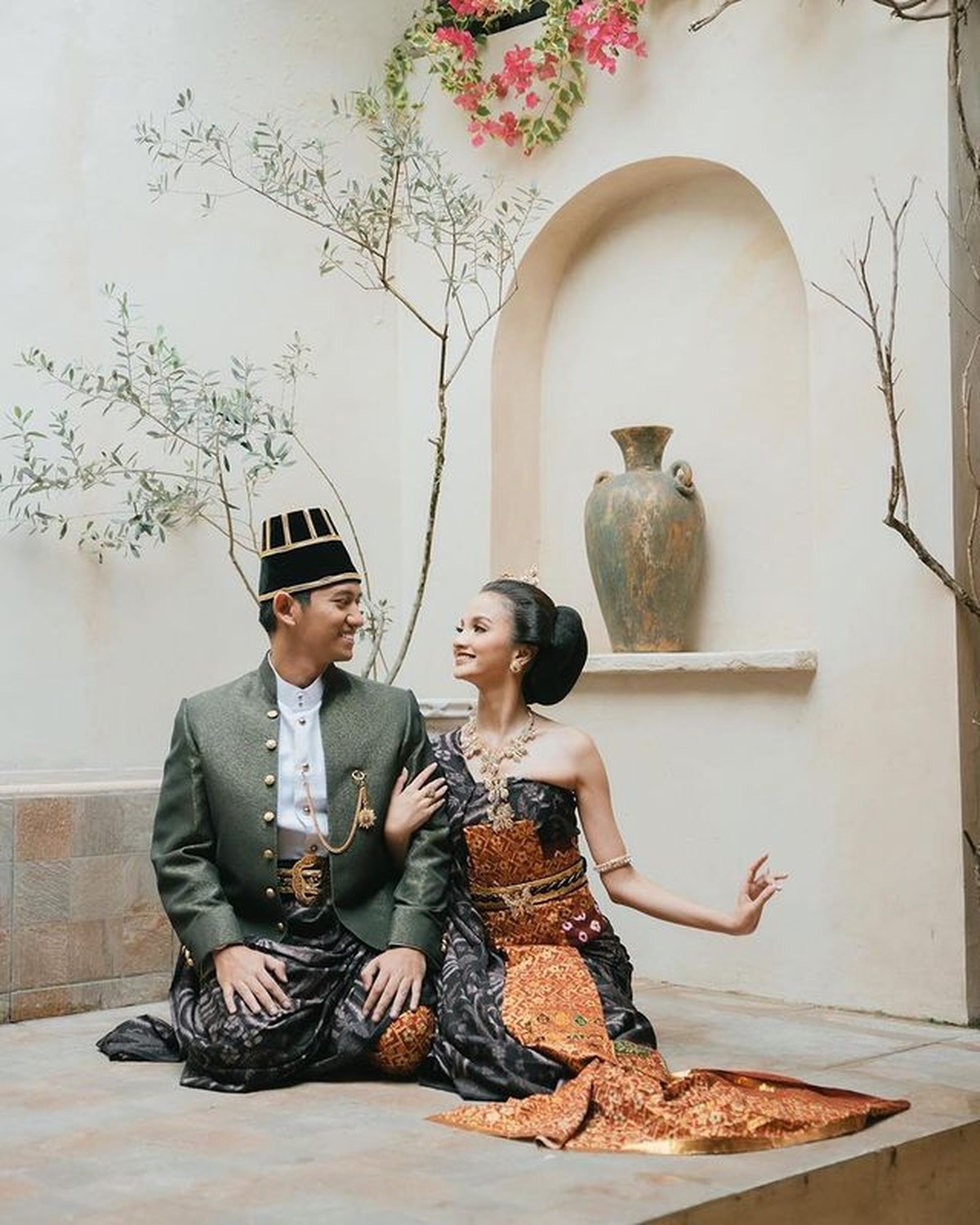 Pernikahan tinggal menghitung hari&comma; Belva Devara dan Sabrina Anggraini jalani pemotretan prewedding pakai adat Jawa&period; Yuk&comma; intip&excl;