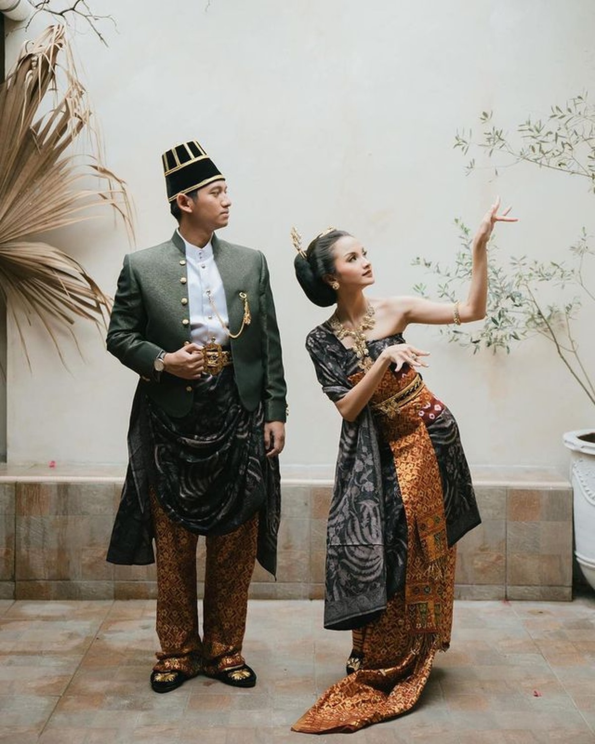 Pernikahan tinggal menghitung hari&comma; Belva Devara dan Sabrina Anggraini jalani pemotretan prewedding pakai adat Jawa&period; Yuk&comma; intip&excl;