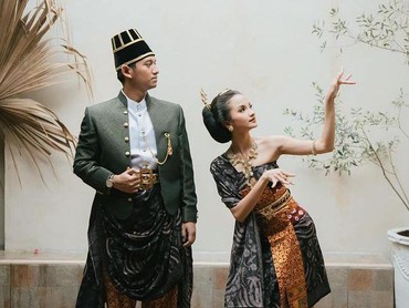7 Foto Prewedding Belva Devara & Sabrina Pakai Adat Jawa bak Bangsawan