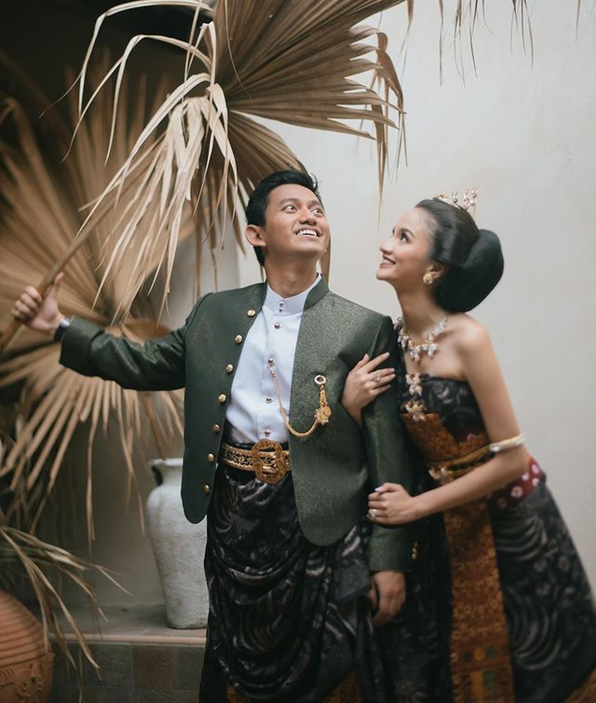 Pernikahan tinggal menghitung hari&comma; Belva Devara dan Sabrina Anggraini jalani pemotretan prewedding pakai adat Jawa&period; Yuk&comma; intip&excl;