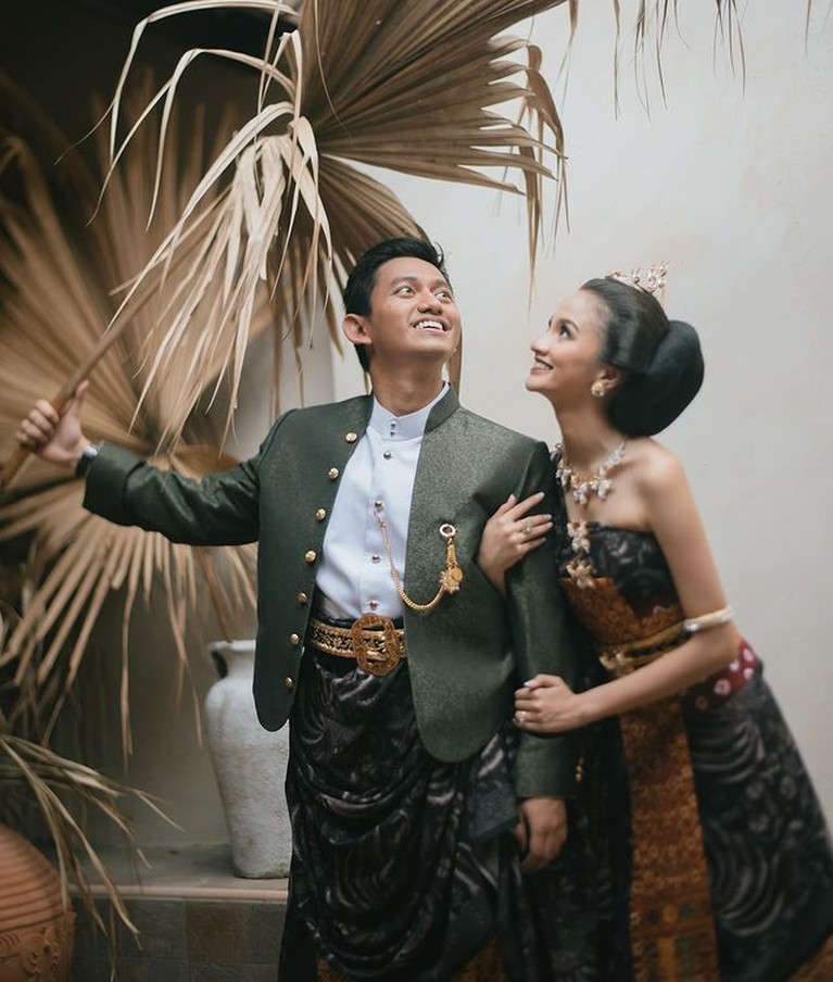 Pernikahan tinggal menghitung hari, Belva Devara dan Sabrina Anggraini jalani pemotretan prewedding pakai adat Jawa. Yuk, intip!